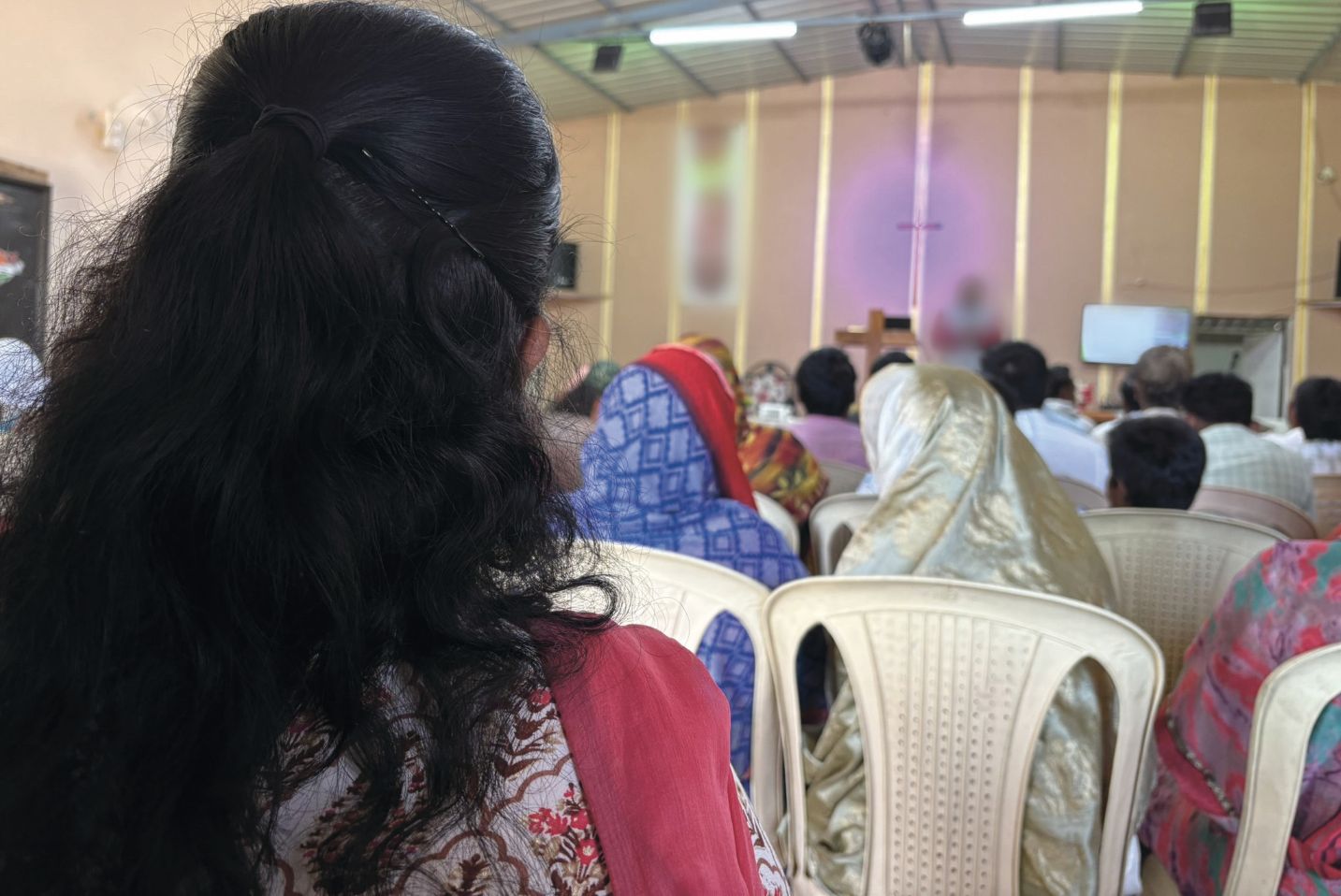 Una mujer y otras mujeres en la iglesia.