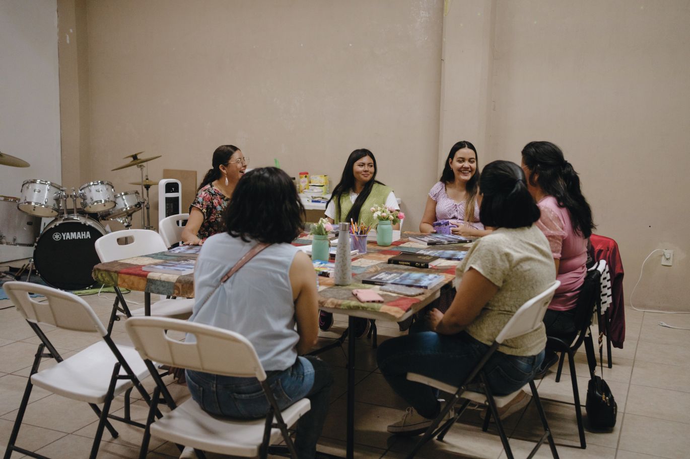 Mujeres mexicanas reunidas.