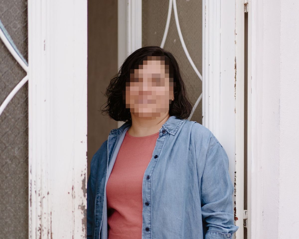 Carmen en la puerta.