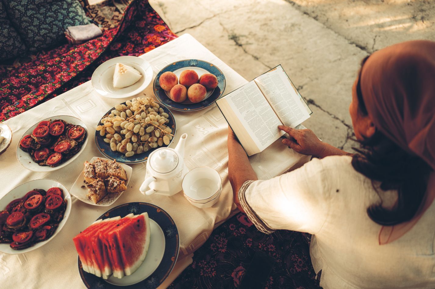 Zaira está leyendo la Biblia en una mesa.