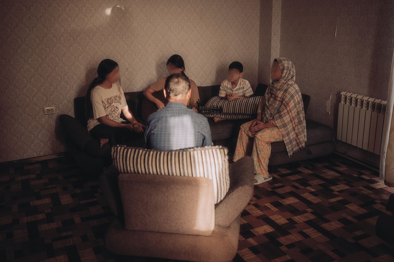 Una familia afgana adora junta.